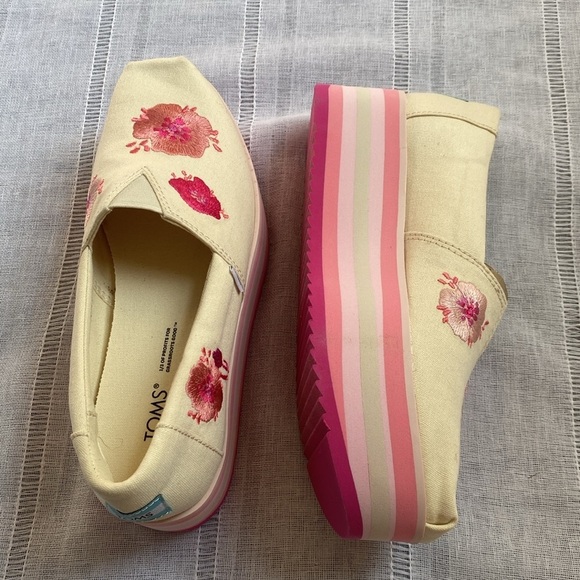 TOMS NWT embroidered platform shoes. - Picture 3 of 12